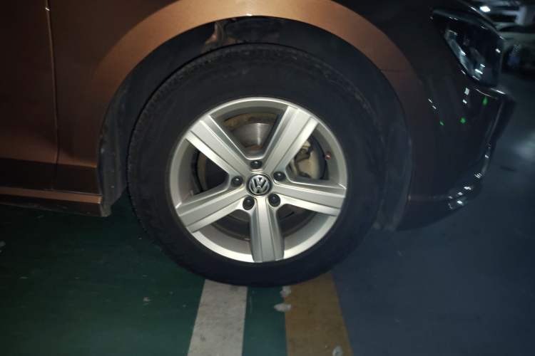 Used Volkswagen Lamando 2015 230TSI Manual Trend Edition Right Front Wheel Hub