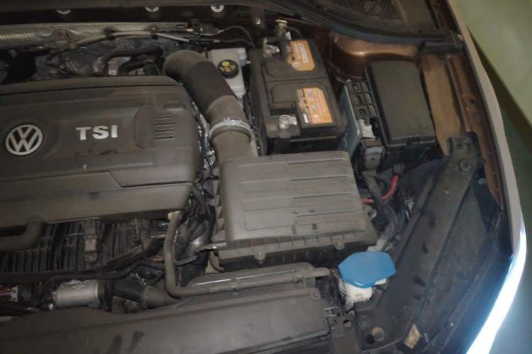 Used Volkswagen Lamando 2015 330TSI DSG Comfort Edition Engine Bay Left