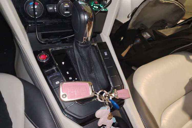 Used Volkswagen Lamando 2015 330TSI DSG Comfort Edition Gear Lever