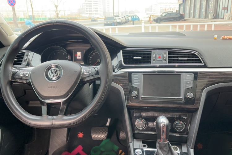 Used Volkswagen Lamando 2015 330TSI DSG Luxury Edition Interior 3