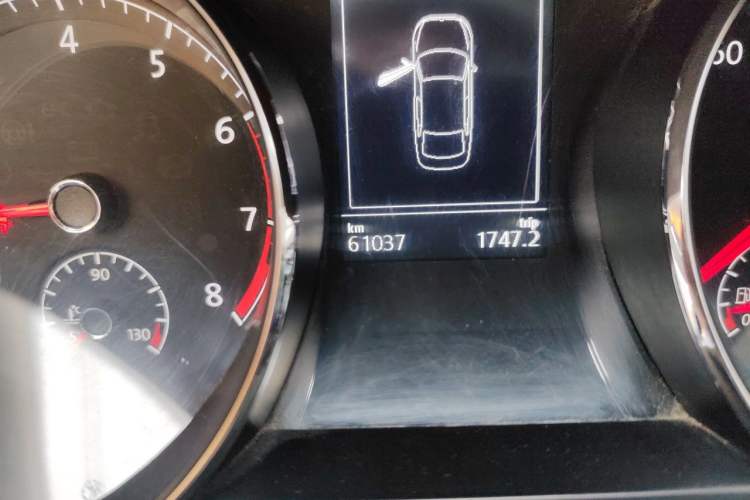 Used Volkswagen Lamando 2015 280TSI DSG Comfort Edition Odometer Close Up