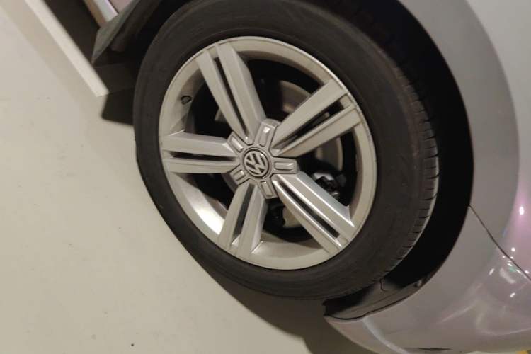 Used Volkswagen Lamando 2015 330TSI DSG Comfort Edition Right Front Wheel Hub