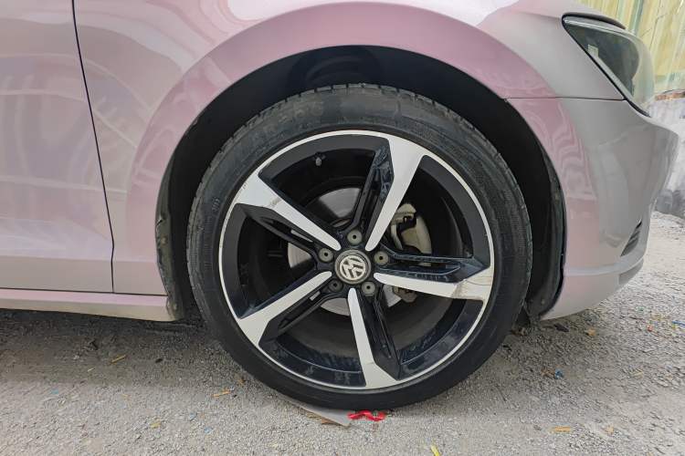 Used Volkswagen Lamando 2015 280TSI DSG Comfort Edition Right Front Wheel Hub