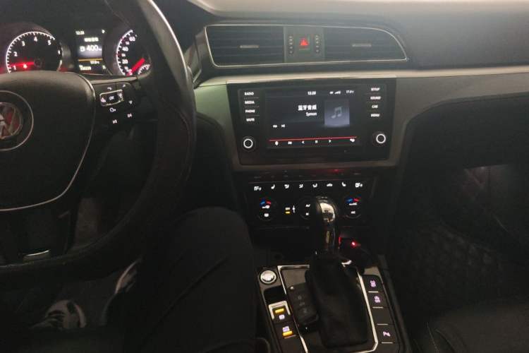 Used Volkswagen Lamando 2015 330TSI DSG Luxury Edition Audio And AC Panel
