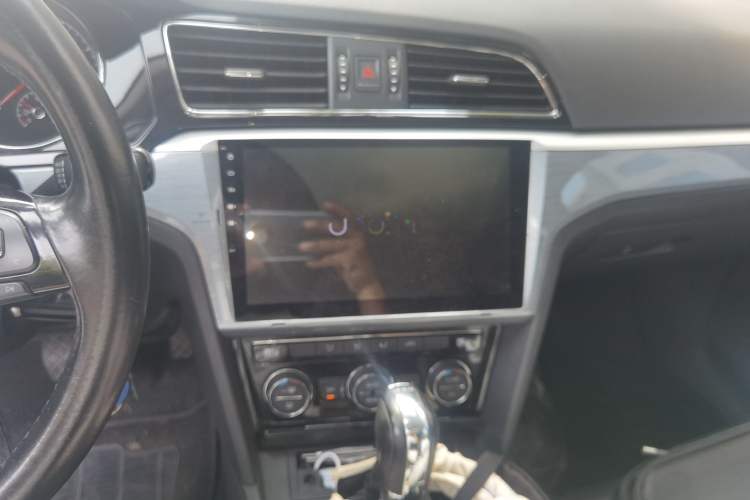 Used Volkswagen Lamando 2015 330TSI DSG Comfort Edition Audio And AC Panel