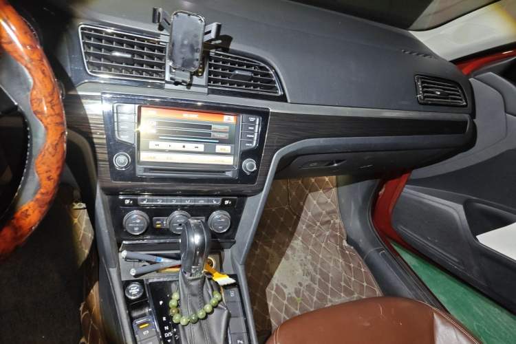 Used Volkswagen Lamando 2015 280TSI DSG Luxury Edition Audio And AC Panel