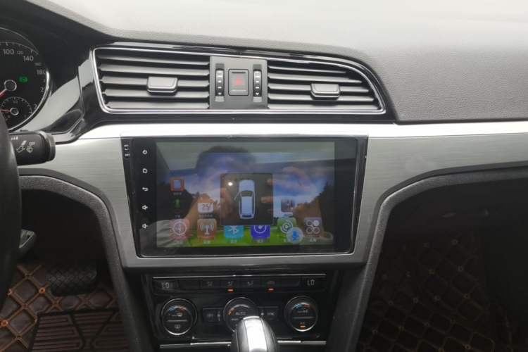 Used Volkswagen Lamando 2015 330TSI DSG Comfort Edition Audio And AC Panel