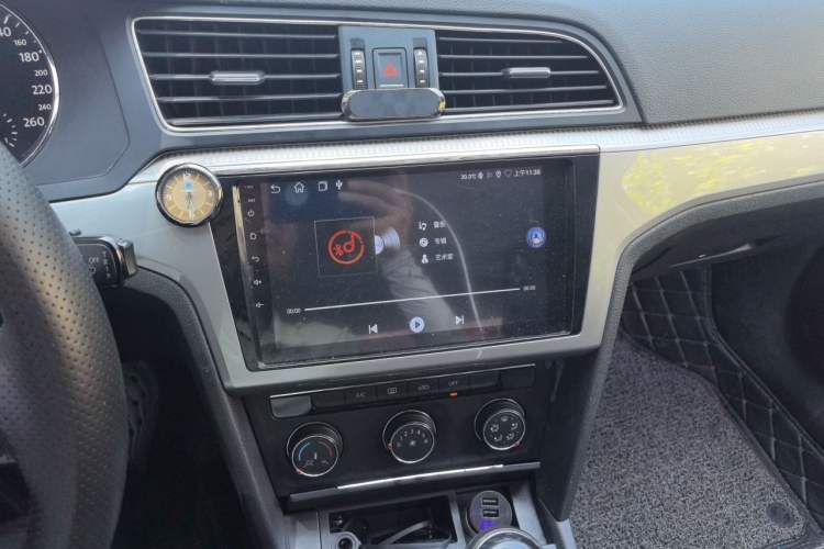 Used Volkswagen Lamando 2015 230TSI Manual Trend Edition Audio And AC Panel