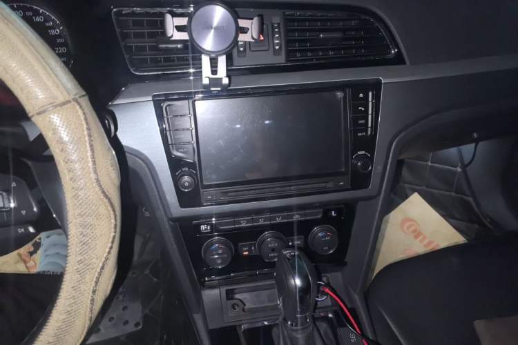 Used Volkswagen Lamando 2015 280TSI DSG Comfort Edition Audio And AC Panel