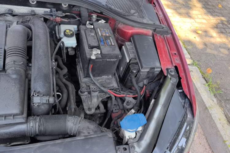 Used Volkswagen Lamando 2015 230TSI Manual Trend Edition Engine Bay Left