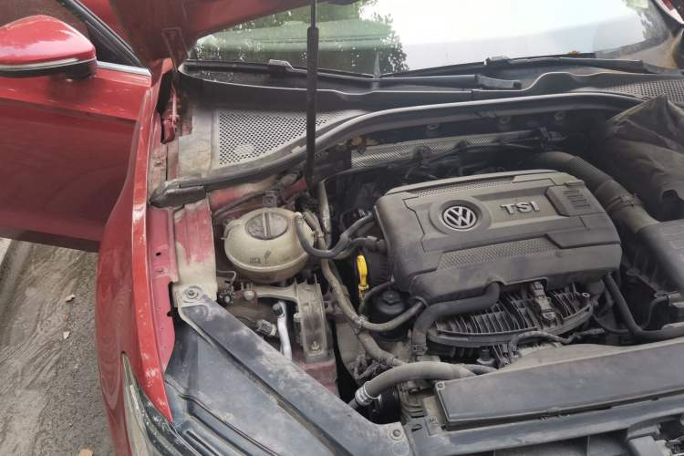 Used Volkswagen Lamando 2015 330TSI DSG Comfort Edition Engine Bay Right