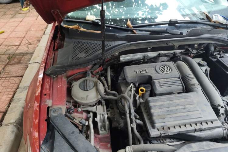 Used Volkswagen Lamando 2015 280TSI DSG Comfort Edition Engine Bay Right
