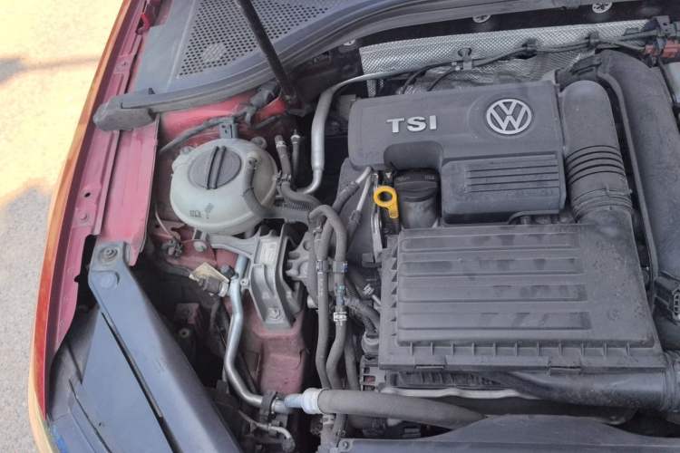 Used Volkswagen Lamando 2015 230TSI Manual Trend Edition Engine Bay Right