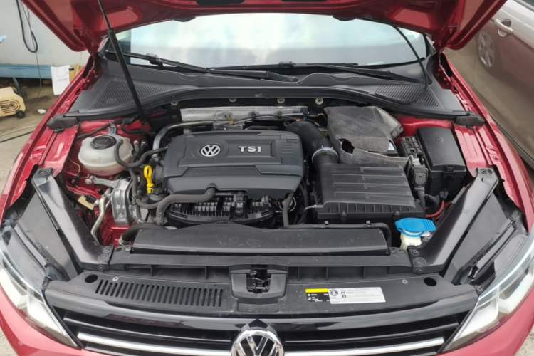 Used Volkswagen Lamando 2015 330TSI DSG Comfort Edition Engine Bay