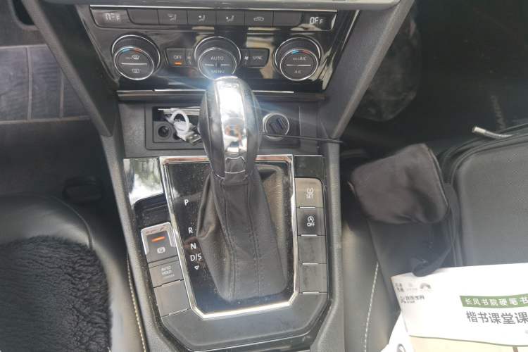 Used Volkswagen Lamando 2015 330TSI DSG Comfort Edition Gear Lever