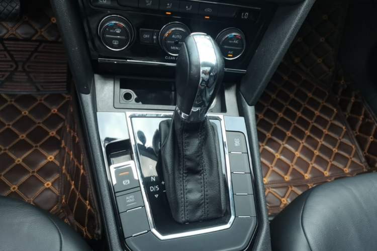 Used Volkswagen Lamando 2015 330TSI DSG Comfort Edition Gear Lever