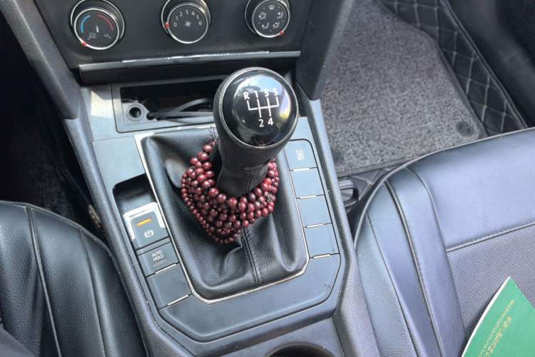 Used Volkswagen Lamando 2015 230TSI Manual Trend Edition Gear Lever
