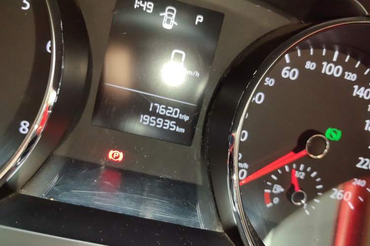 Used Volkswagen Lamando 2015 230TSI DSG Fashion Edition Odometer Close Up