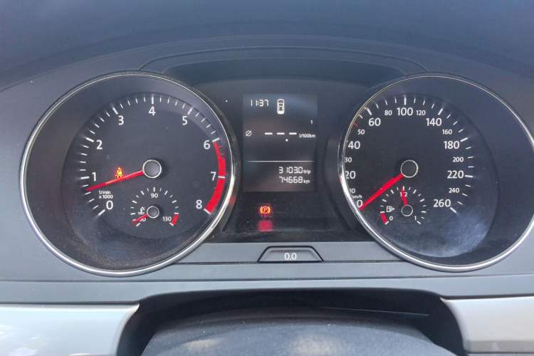 Used Volkswagen Lamando 2015 230TSI Manual Trend Edition Odometer Close Up