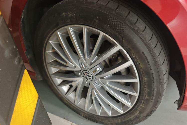 Used Volkswagen Lamando 2015 330TSI DSG Luxury Edition Right Front Wheel Hub