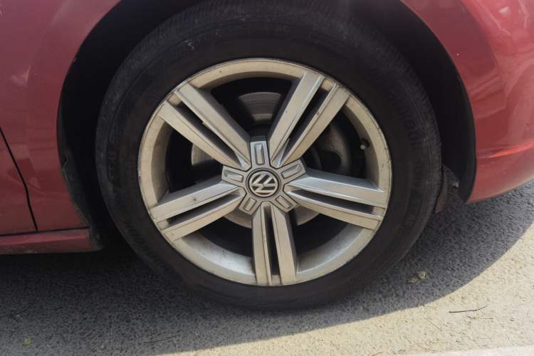 Used Volkswagen Lamando 2015 330TSI DSG Comfort Edition Right Front Wheel Hub