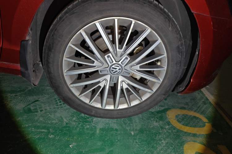 Used Volkswagen Lamando 2015 280TSI DSG Luxury Edition Right Front Wheel Hub