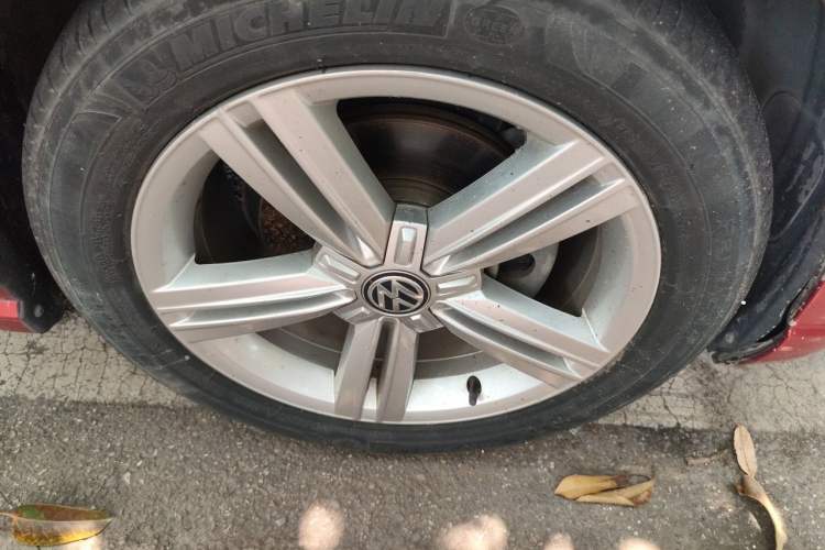 Used Volkswagen Lamando 2015 280TSI DSG Comfort Edition Right Front Wheel Hub