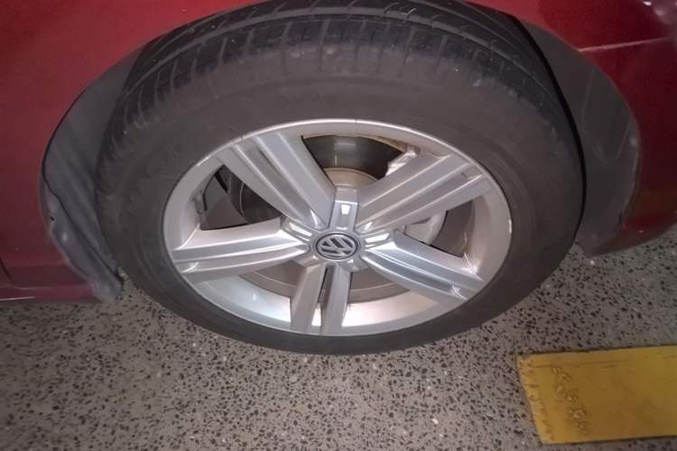 Used Volkswagen Lamando 2015 280TSI DSG Comfort Edition Right Front Wheel Hub