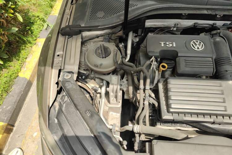 Used Volkswagen Lamando 2015 230TSI DSG Fashion Edition Engine Bay Right