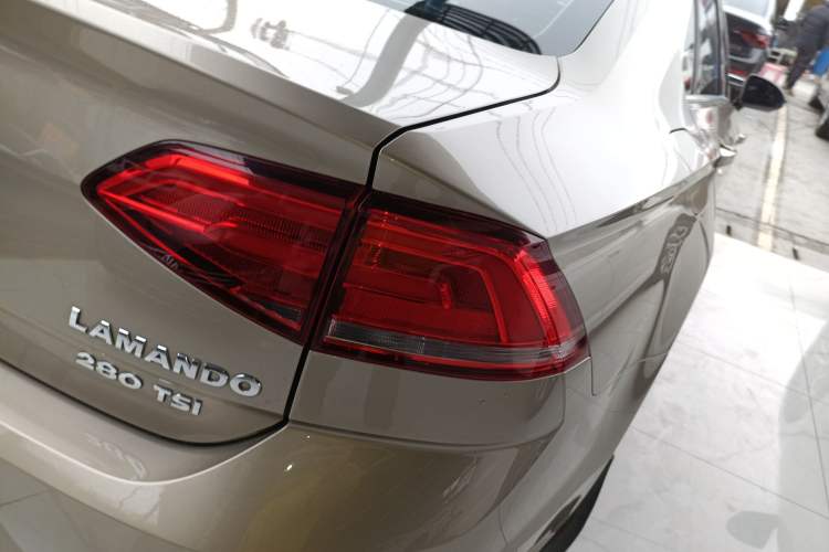Used Volkswagen Lamando 2015 280TSI DSG Luxury Edition Exterior 6