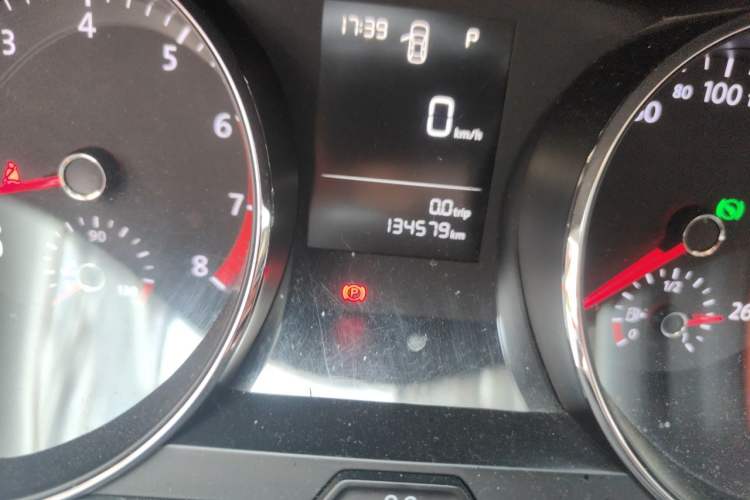 Used Volkswagen Lamando 2015 230TSI DSG Fashion Edition Odometer Close Up