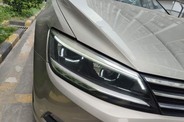 Used Volkswagen Lamando 2015 230TSI DSG Fashion Edition Right Front Headlight