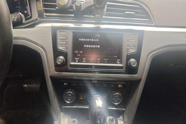 Used Volkswagen Lamando 2015 330TSI DSG Luxury Edition Audio And AC Panel