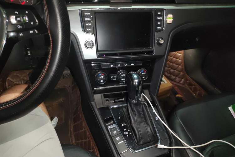 Used Volkswagen Lamando 2015 280TSI DSG Comfort Edition Audio And AC Panel