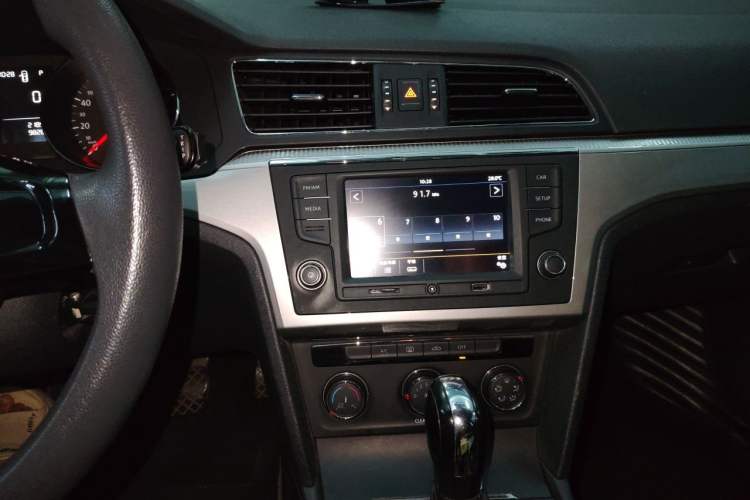 Used Volkswagen Lamando 2015 230TSI DSG Fashion Edition Audio And AC Panel