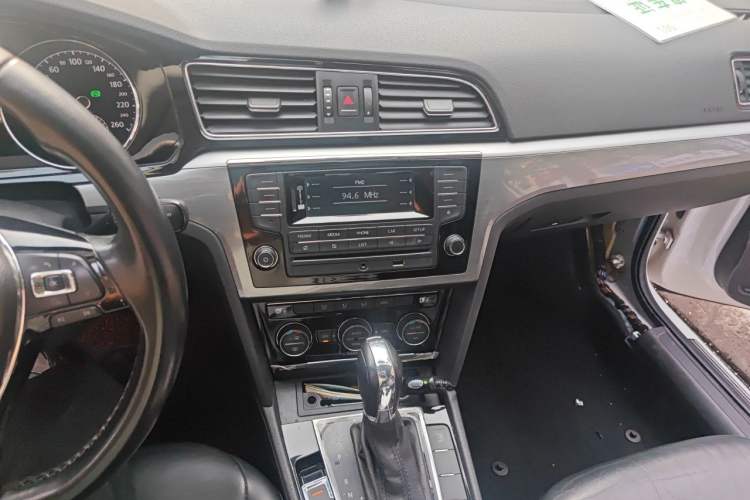 Used Volkswagen Lamando 2015 280TSI DSG Comfort Edition Audio And AC Panel