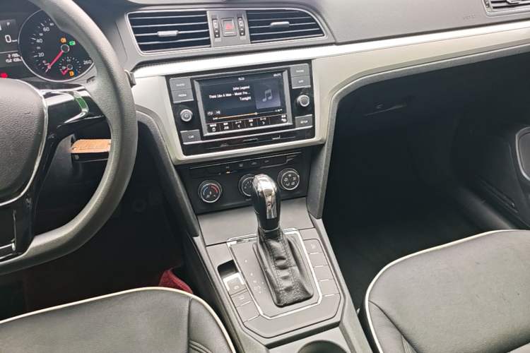 Used Volkswagen Lamando 2015 230TSI DSG Fashion Edition Audio And AC Panel
