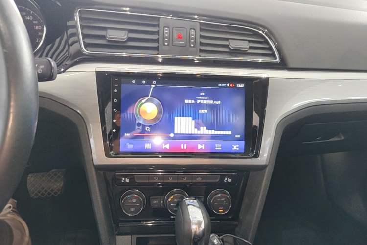Used Volkswagen Lamando 2015 280TSI DSG Comfort Edition Audio And AC Panel
