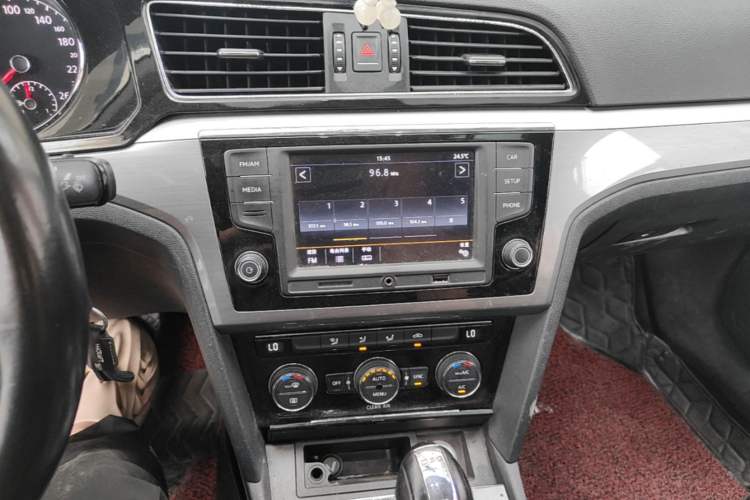 Used Volkswagen Lamando 2015 280TSI DSG Comfort Edition Audio And AC Panel