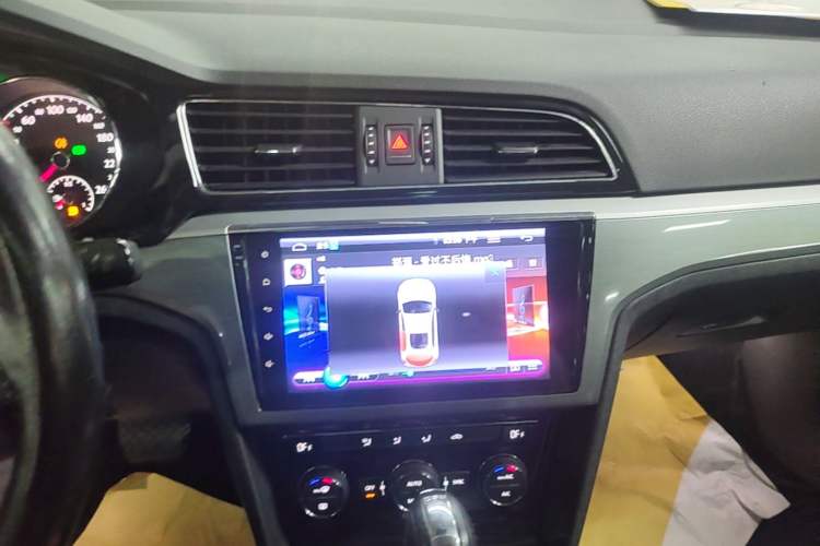 Used Volkswagen Lamando 2015 280TSI DSG Comfort Edition Audio And AC Panel
