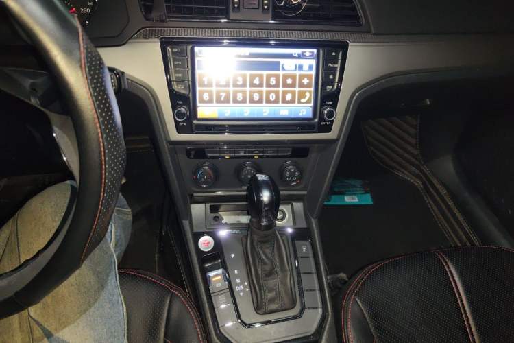 Used Volkswagen Lamando 2015 230TSI DSG Fashion Edition Audio And AC Panel