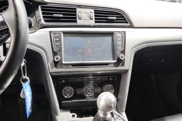 Used Volkswagen Lamando 2015 280TSI Manual Comfort Edition Audio And AC Panel