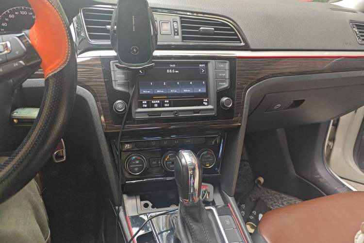 Used Volkswagen Lamando 2015 280TSI DSG Comfort Edition Audio And AC Panel