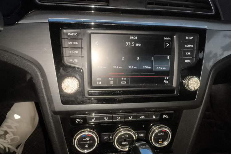 Used Volkswagen Lamando 2015 330TSI DSG Luxury Edition Audio And AC Panel