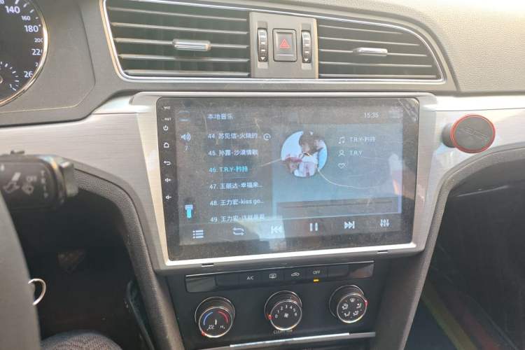 Used Volkswagen Lamando 2015 230TSI Manual Trend Edition Audio And AC Panel