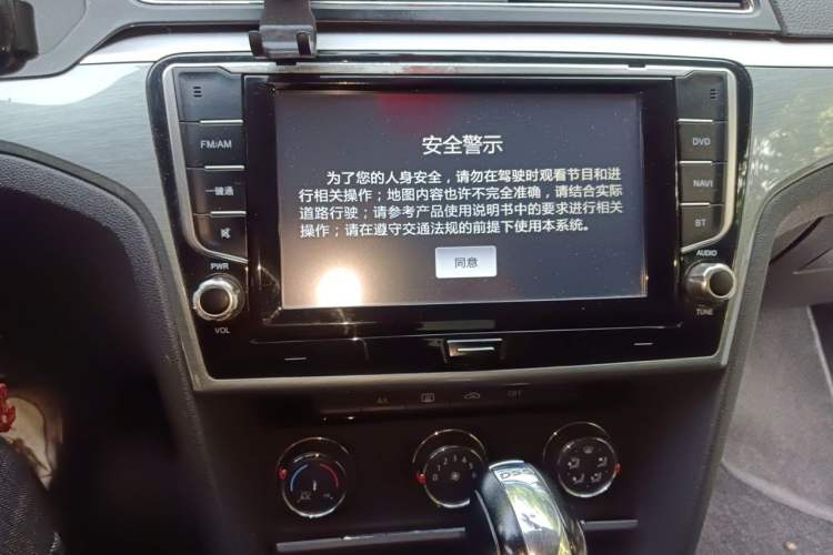 Used Volkswagen Lamando 2015 230TSI DSG Fashion Edition Audio And AC Panel