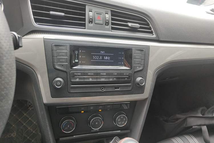 Used Volkswagen Lamando 2015 230TSI Manual Trend Edition Audio And AC Panel