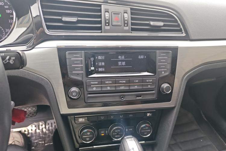 Used Volkswagen Lamando 2015 280TSI DSG Comfort Edition Audio And AC Panel