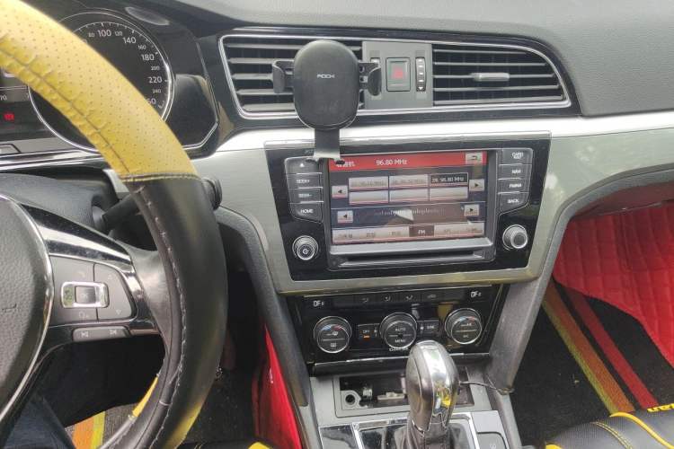 Used Volkswagen Lamando 2015 280TSI DSG Comfort Edition Audio And AC Panel