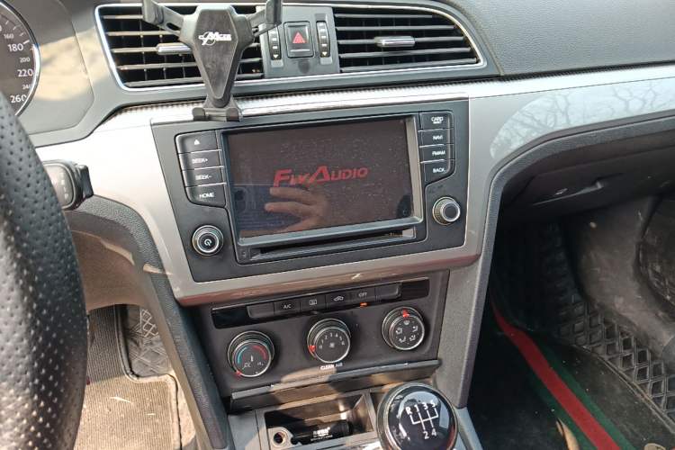 Used Volkswagen Lamando 2015 230TSI Manual Trend Edition Audio And AC Panel